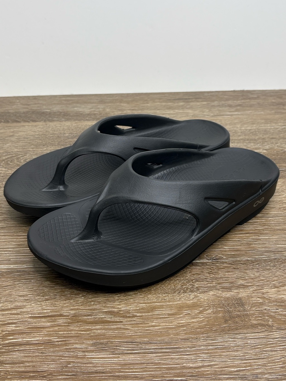 OOFOS OOlala Black Recovery Flip Flop Sandals Women’s Size 8